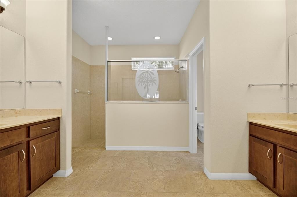 Под контрактом: $395,000 (3 спален, 2 ванн, 2024 Квадратных фут)