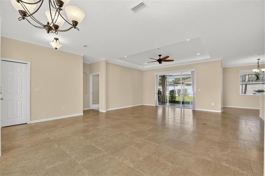 Под контрактом: $395,000 (3 спален, 2 ванн, 2024 Квадратных фут)