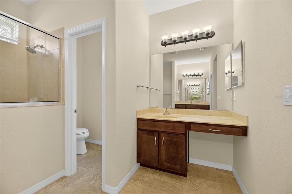 Под контрактом: $395,000 (3 спален, 2 ванн, 2024 Квадратных фут)