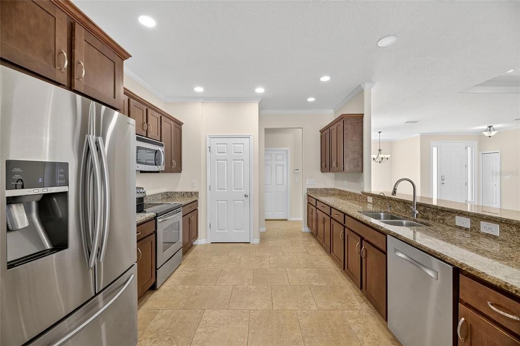 Под контрактом: $395,000 (3 спален, 2 ванн, 2024 Квадратных фут)