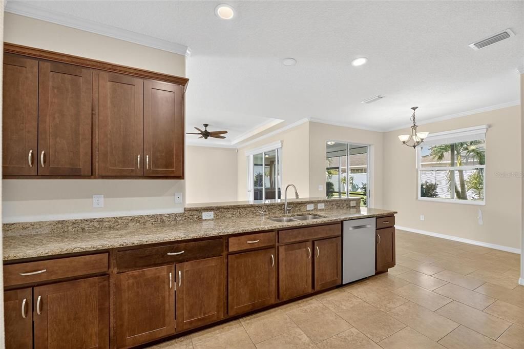 Под контрактом: $395,000 (3 спален, 2 ванн, 2024 Квадратных фут)