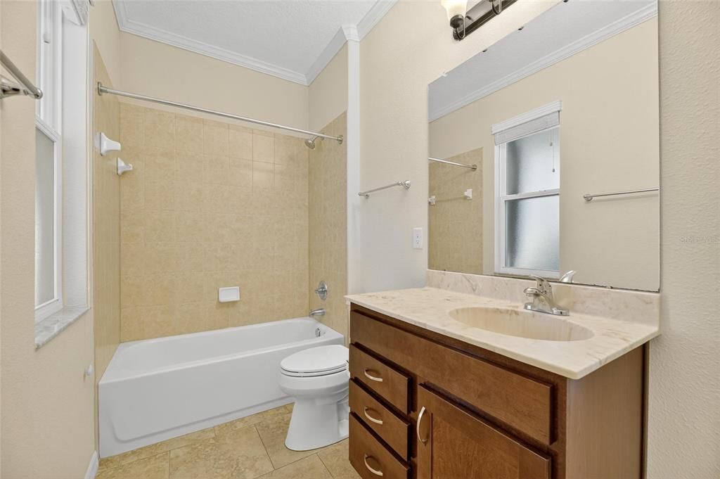 Под контрактом: $395,000 (3 спален, 2 ванн, 2024 Квадратных фут)