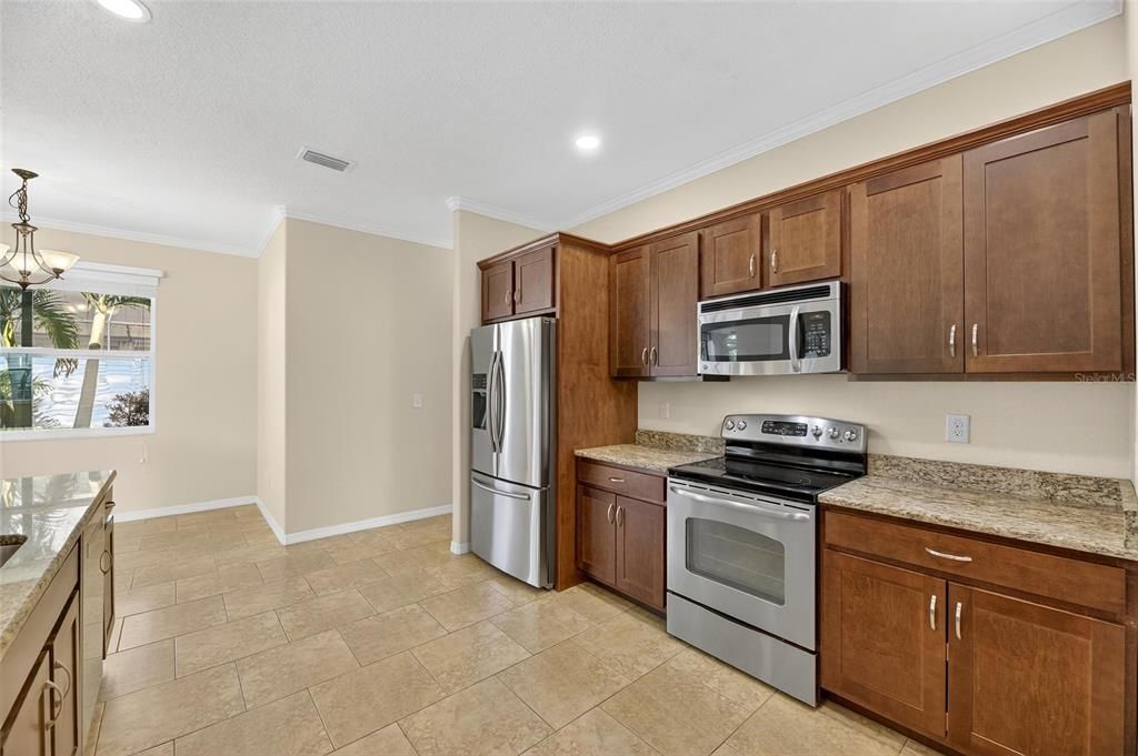 Под контрактом: $395,000 (3 спален, 2 ванн, 2024 Квадратных фут)