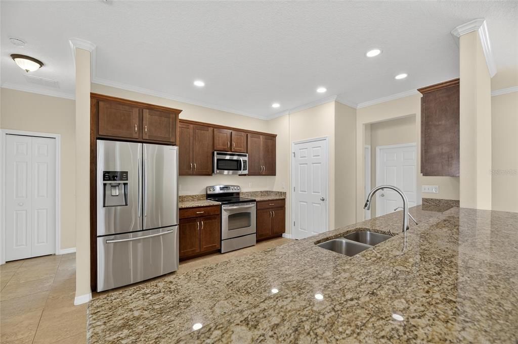 Под контрактом: $395,000 (3 спален, 2 ванн, 2024 Квадратных фут)