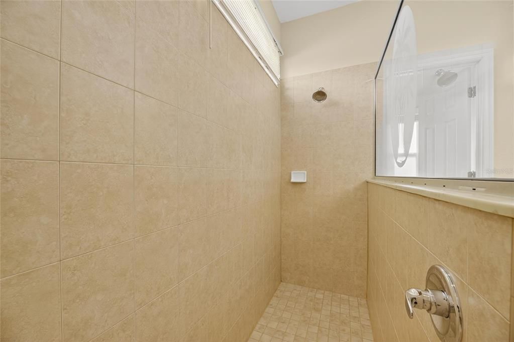 Под контрактом: $395,000 (3 спален, 2 ванн, 2024 Квадратных фут)