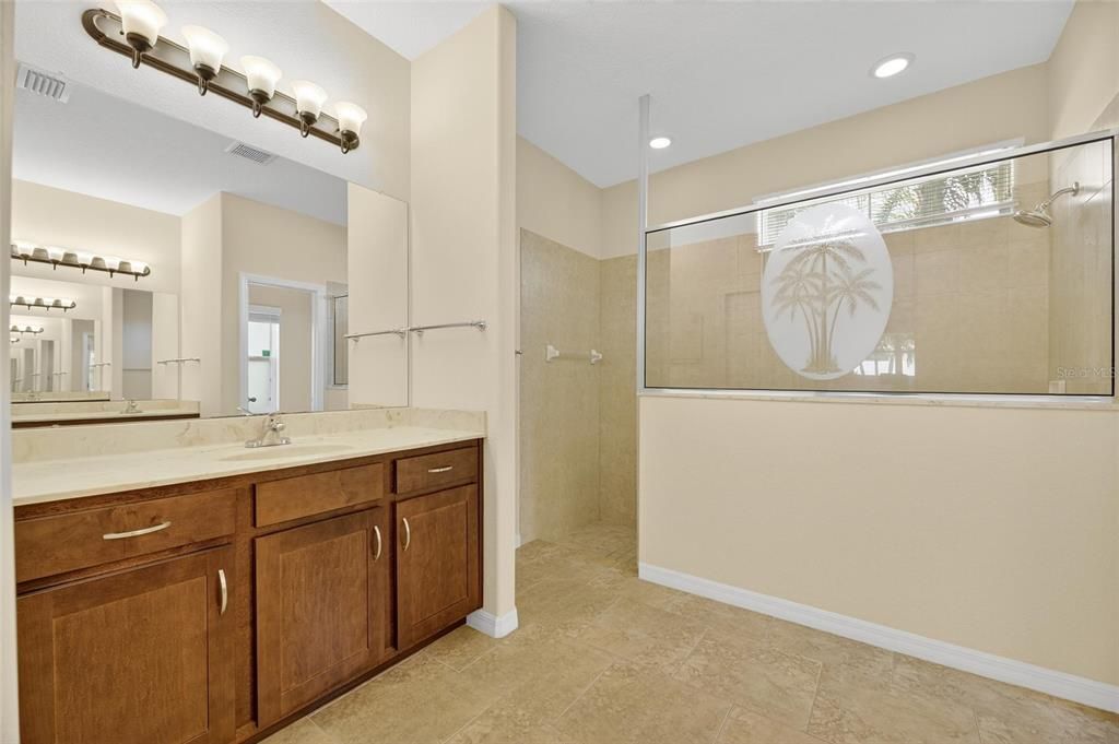 Под контрактом: $395,000 (3 спален, 2 ванн, 2024 Квадратных фут)