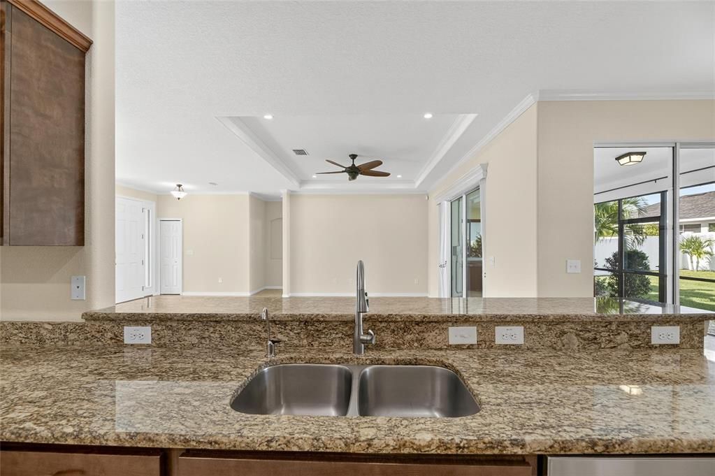 Под контрактом: $395,000 (3 спален, 2 ванн, 2024 Квадратных фут)