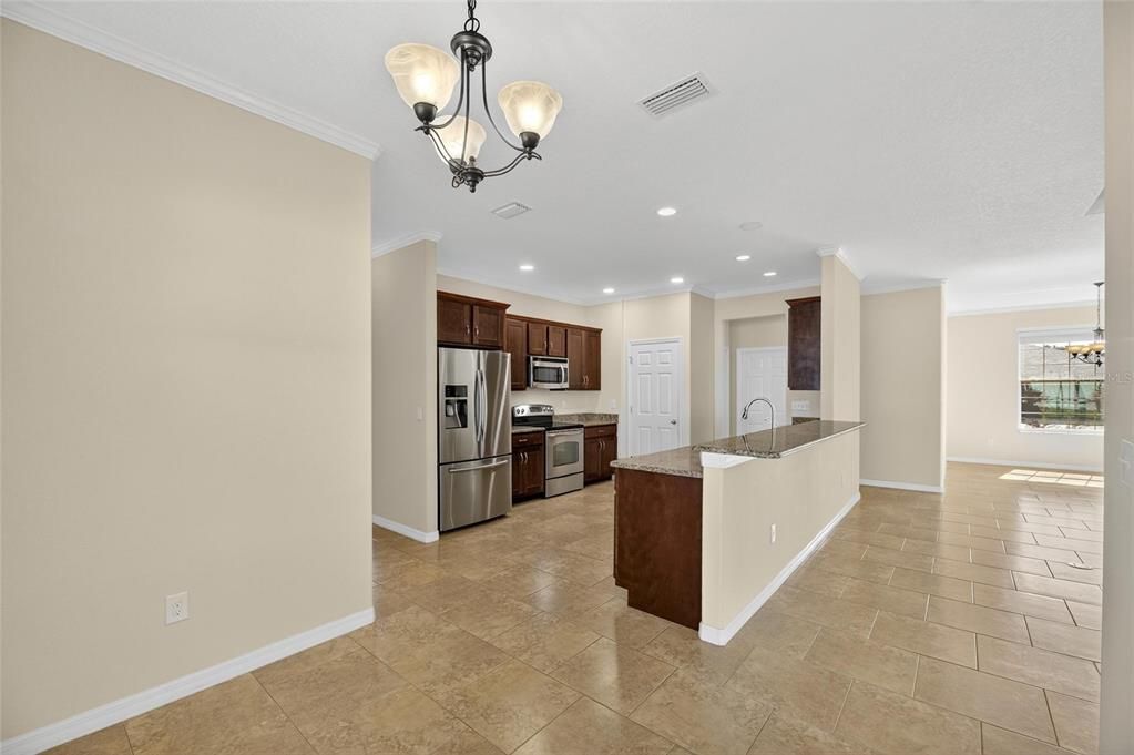 Под контрактом: $395,000 (3 спален, 2 ванн, 2024 Квадратных фут)