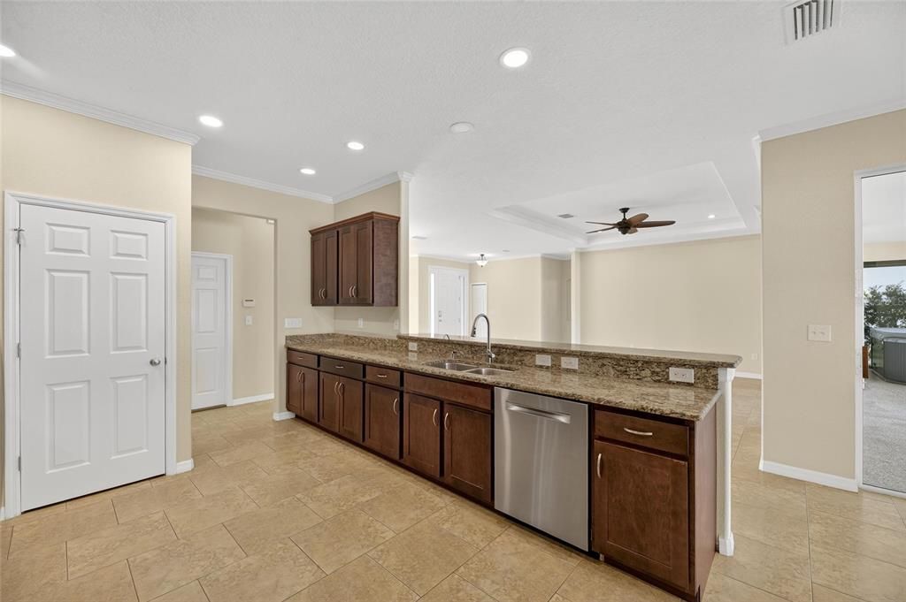 Под контрактом: $395,000 (3 спален, 2 ванн, 2024 Квадратных фут)