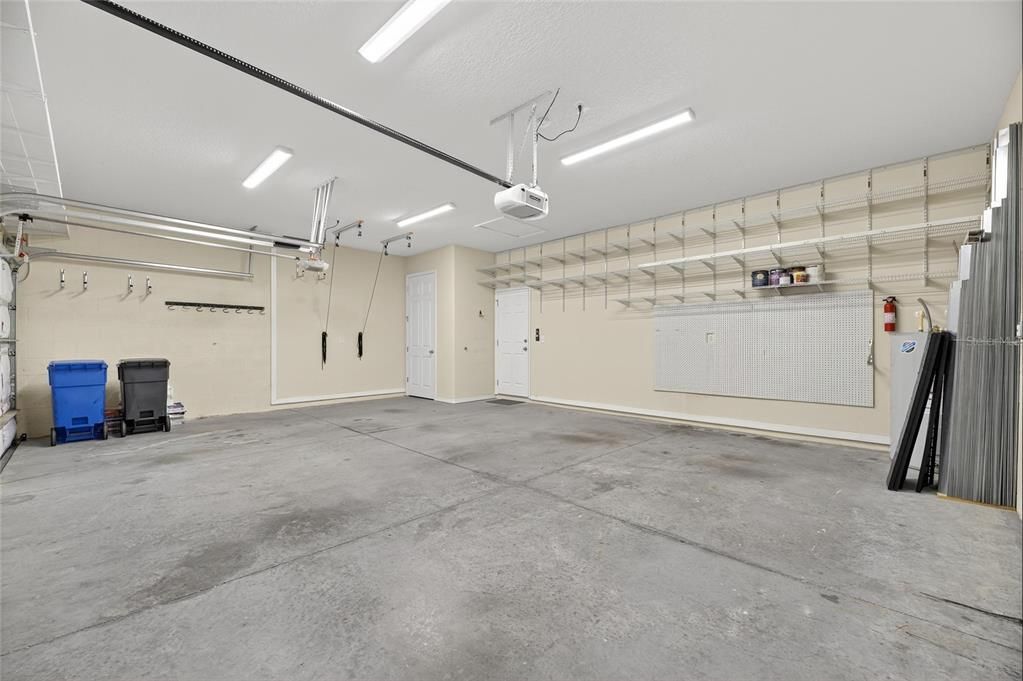 Под контрактом: $395,000 (3 спален, 2 ванн, 2024 Квадратных фут)