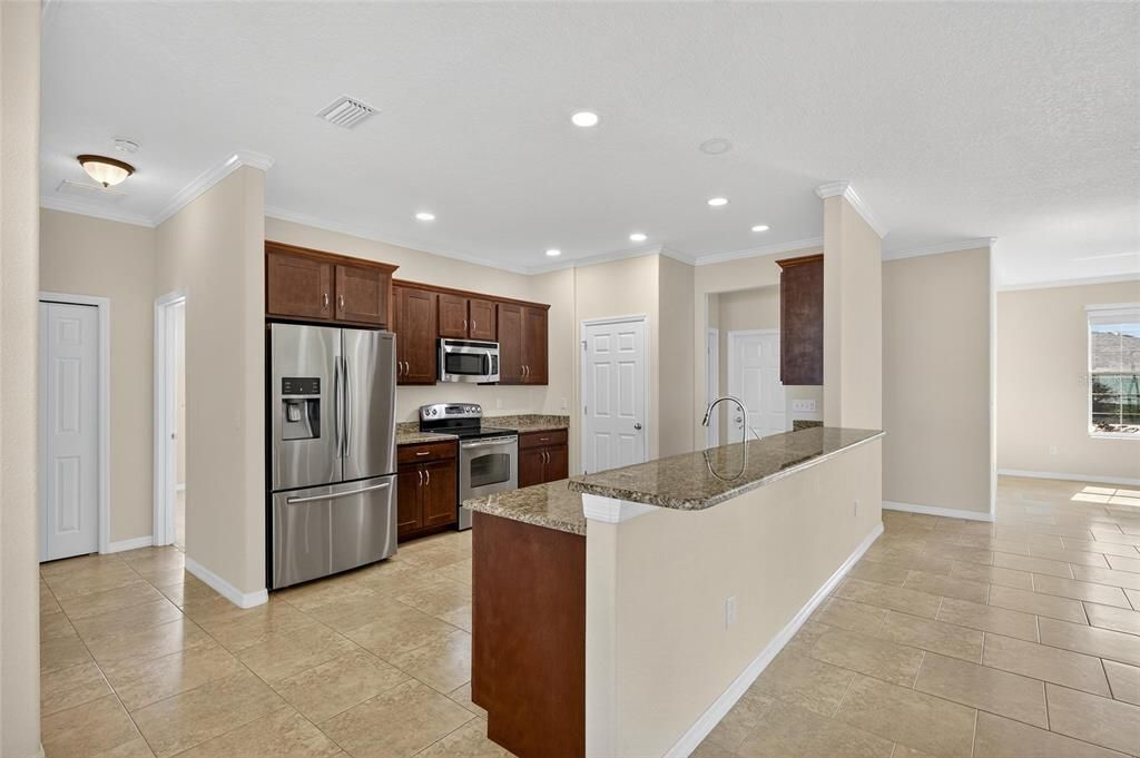 Под контрактом: $395,000 (3 спален, 2 ванн, 2024 Квадратных фут)