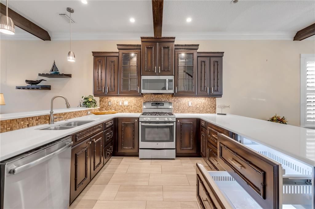 На продажу: $1,075,000 (2 спален, 2 ванн, 1620 Квадратных фут)