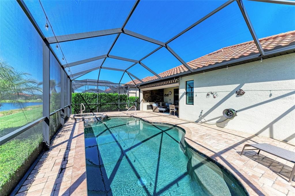 Под контрактом: $924,900 (4 спален, 2 ванн, 2248 Квадратных фут)