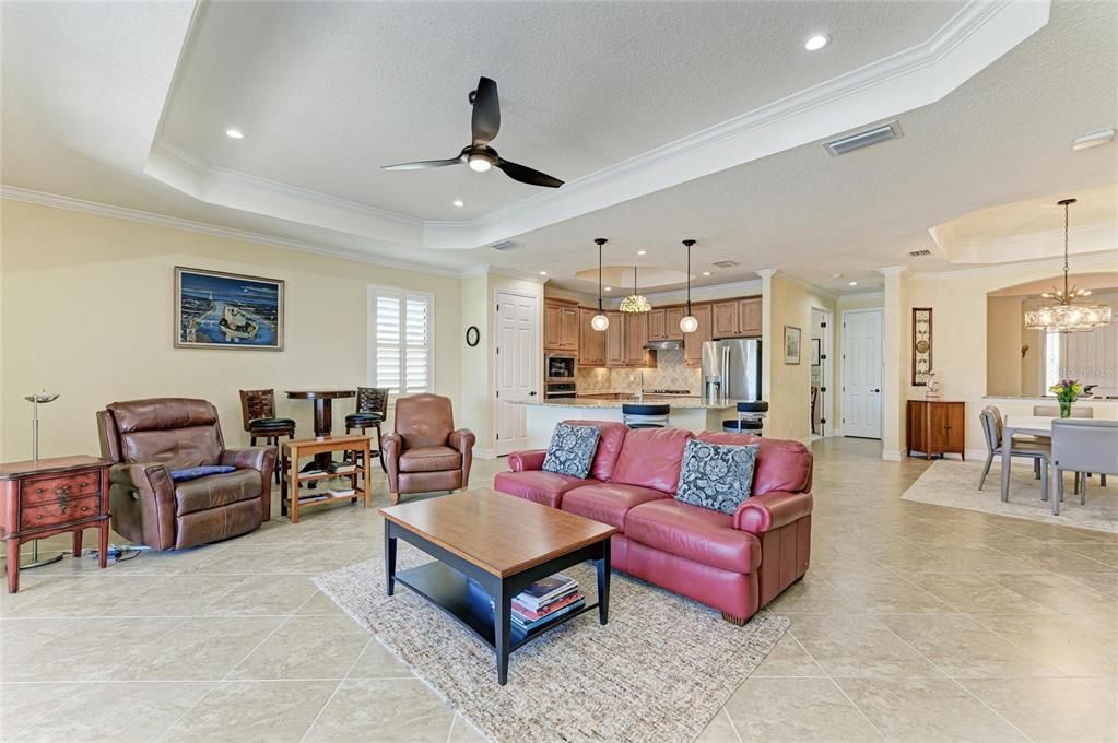 Под контрактом: $924,900 (4 спален, 2 ванн, 2248 Квадратных фут)