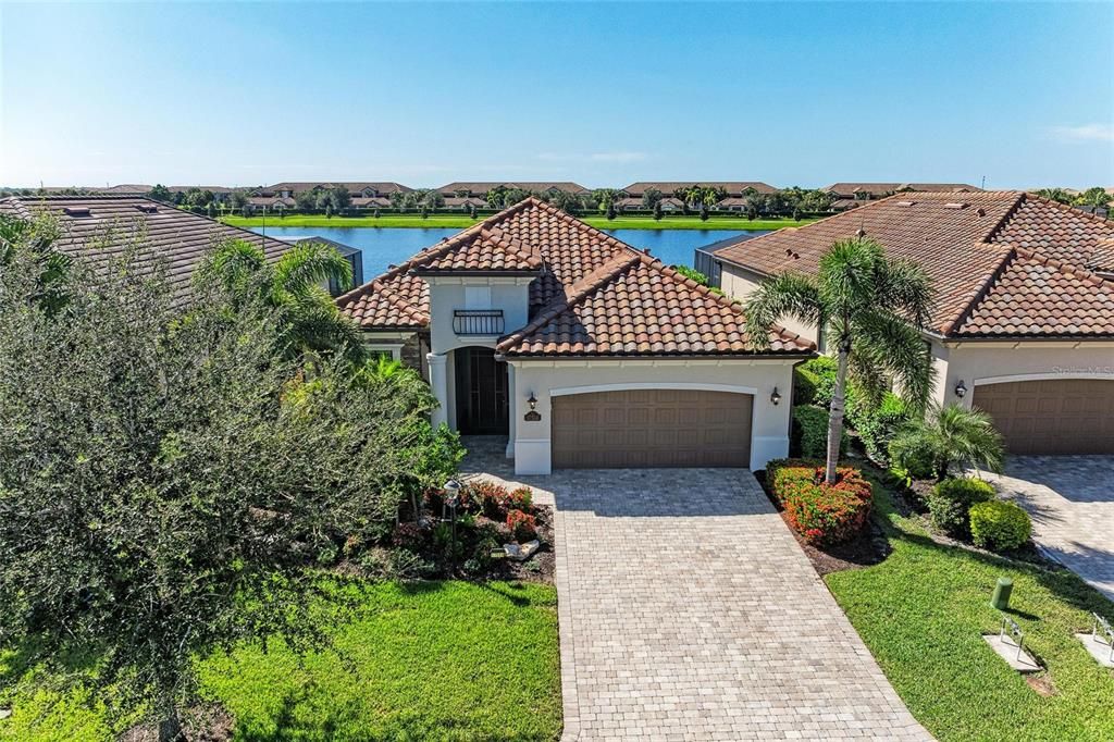 Под контрактом: $924,900 (4 спален, 2 ванн, 2248 Квадратных фут)