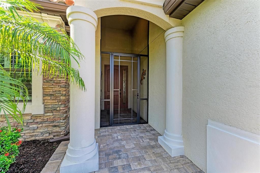 Под контрактом: $924,900 (4 спален, 2 ванн, 2248 Квадратных фут)