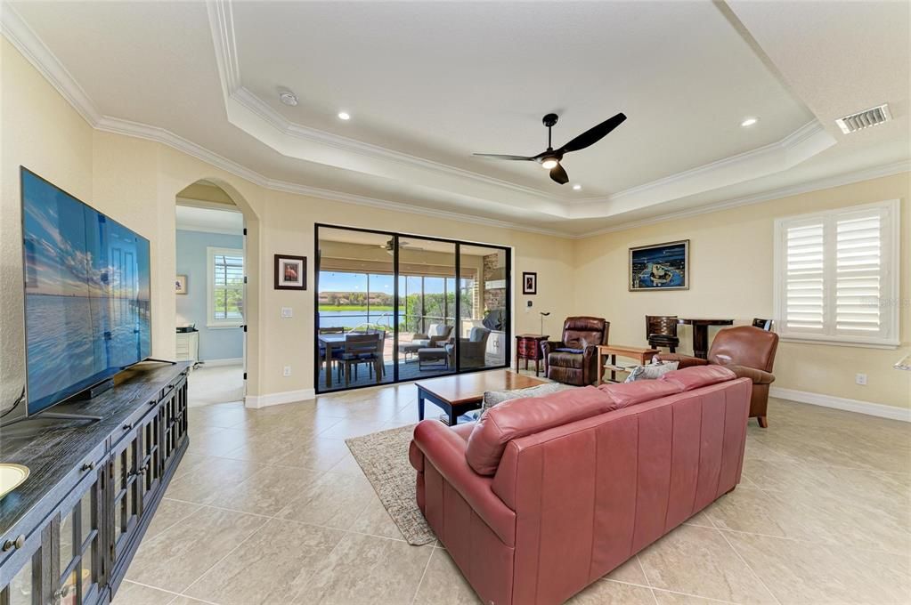 Под контрактом: $924,900 (4 спален, 2 ванн, 2248 Квадратных фут)