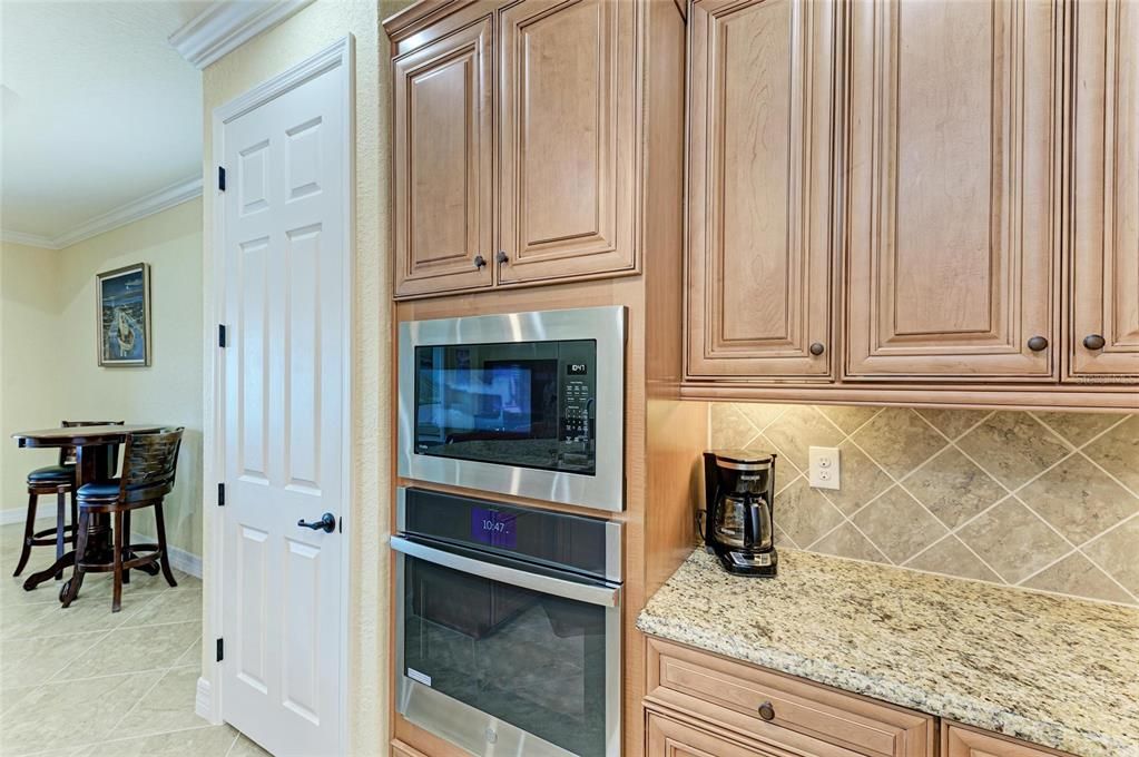 Под контрактом: $924,900 (4 спален, 2 ванн, 2248 Квадратных фут)