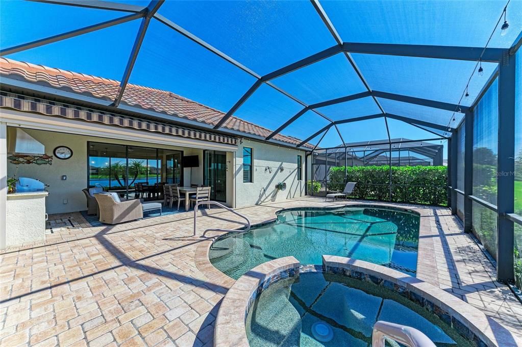 Под контрактом: $924,900 (4 спален, 2 ванн, 2248 Квадратных фут)