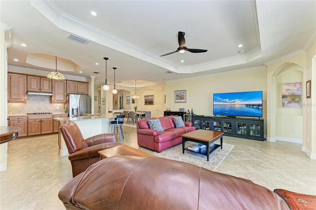 Под контрактом: $924,900 (4 спален, 2 ванн, 2248 Квадратных фут)