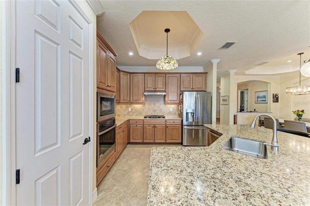 Под контрактом: $924,900 (4 спален, 2 ванн, 2248 Квадратных фут)