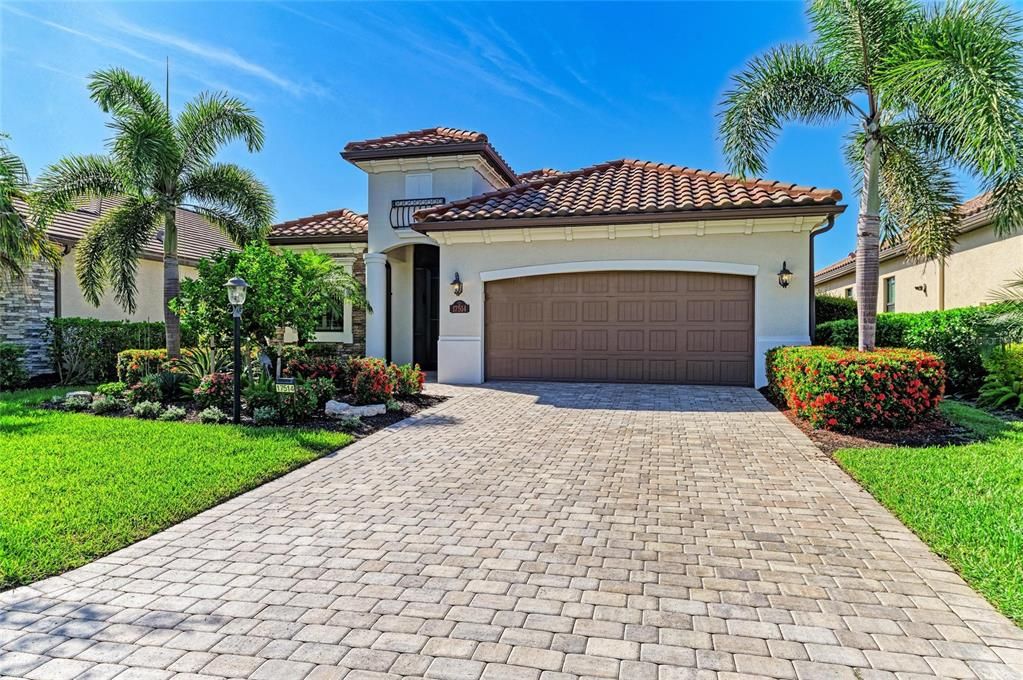 Под контрактом: $924,900 (4 спален, 2 ванн, 2248 Квадратных фут)