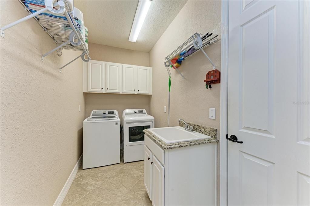 Под контрактом: $924,900 (4 спален, 2 ванн, 2248 Квадратных фут)