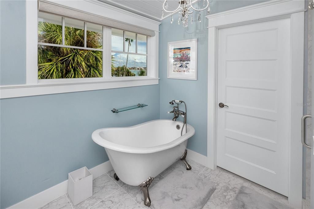 For Sale: $3,499,000 (3 beds, 2 baths, 2286 Square Feet)