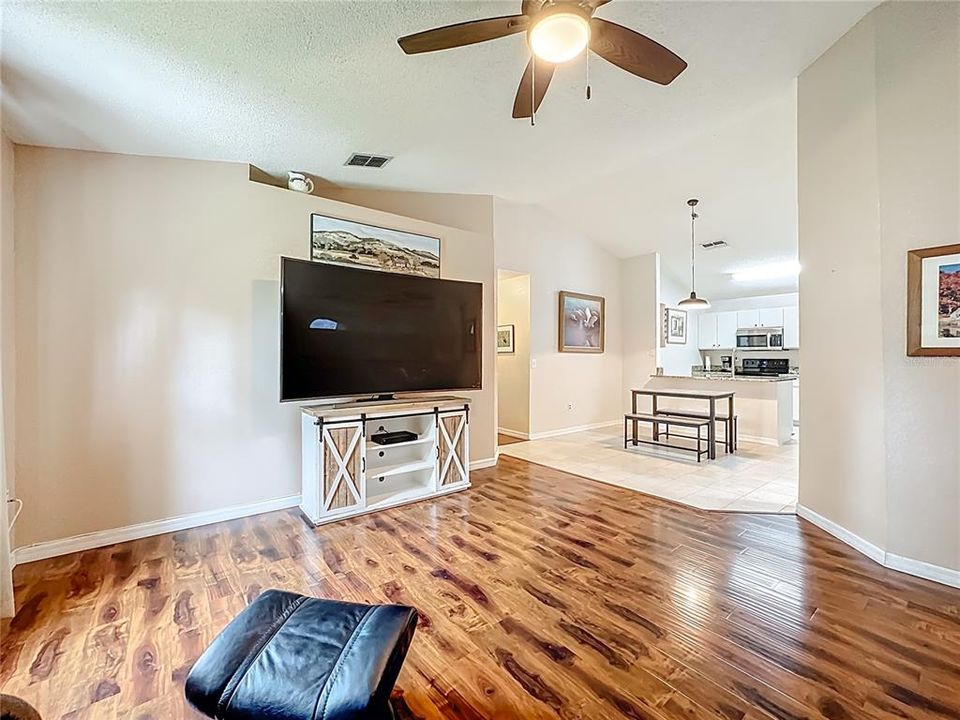 На продажу: $440,000 (3 спален, 2 ванн, 1256 Квадратных фут)