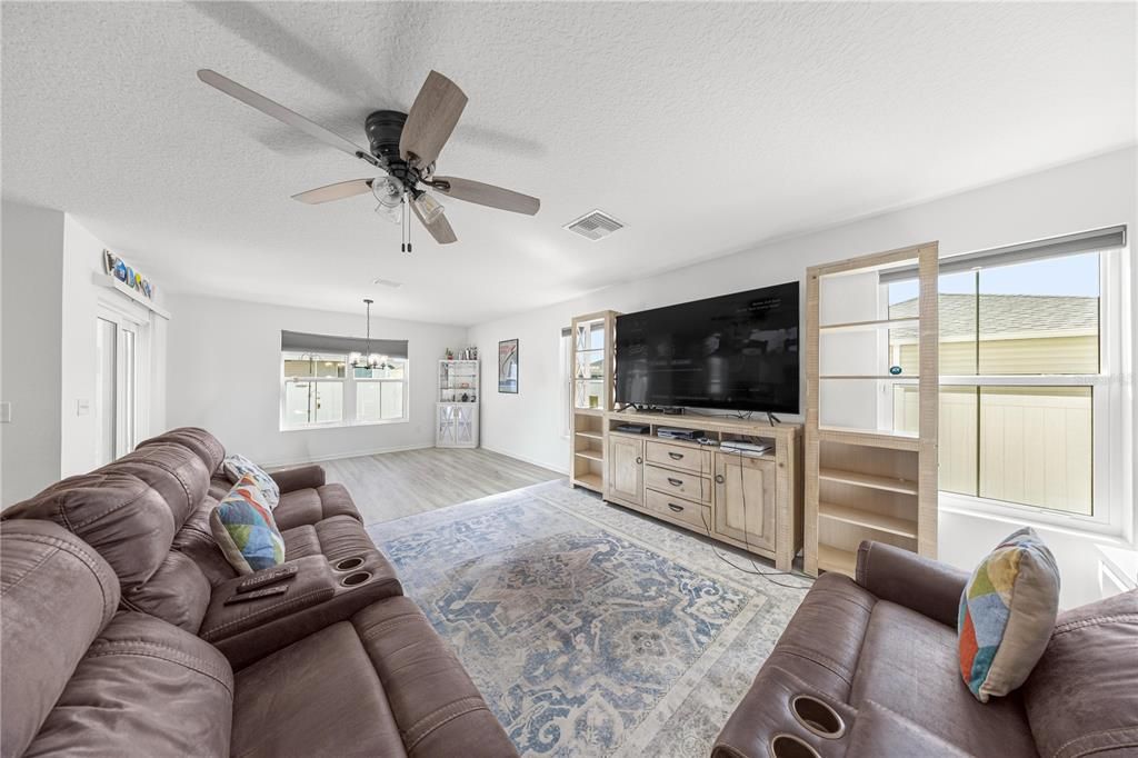 На продажу: $350,000 (3 спален, 2 ванн, 2052 Квадратных фут)