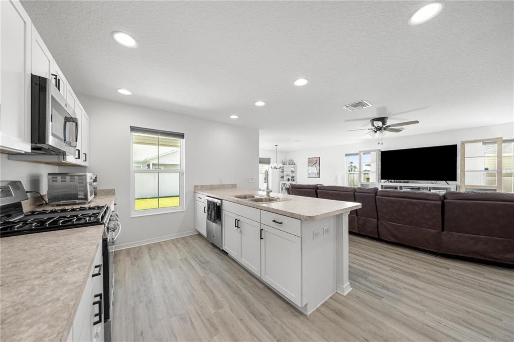 На продажу: $350,000 (3 спален, 2 ванн, 2052 Квадратных фут)