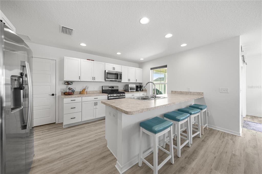 На продажу: $350,000 (3 спален, 2 ванн, 2052 Квадратных фут)