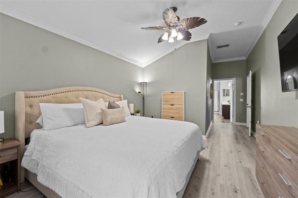 For Sale: $549,900 (5 beds, 2 baths, 2276 Square Feet)