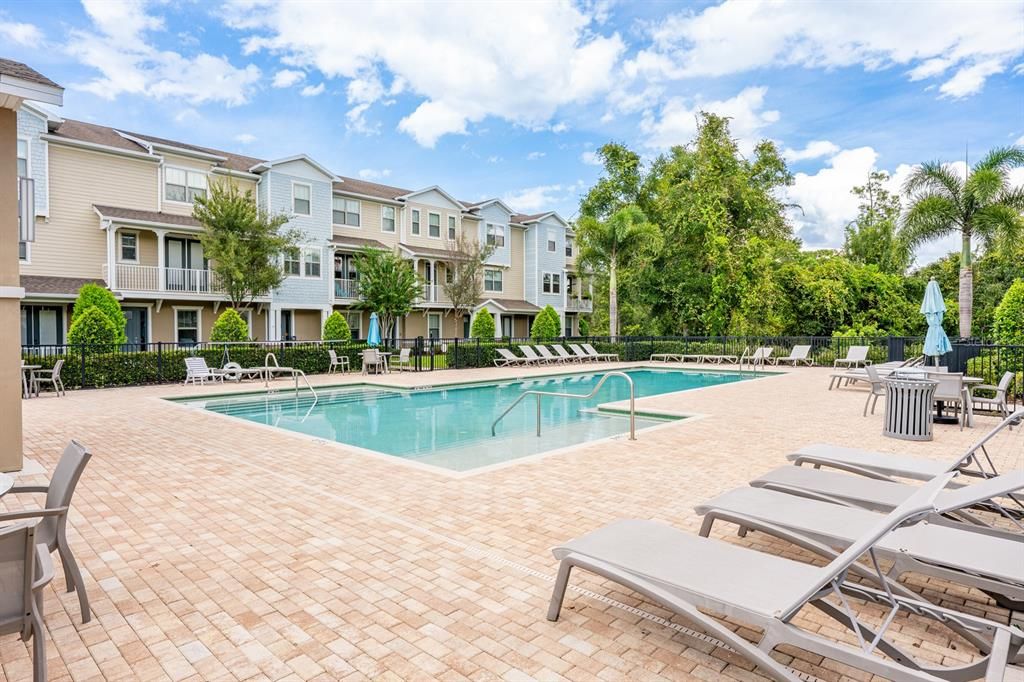 合同活跃: $485,000 (3 贝兹, 3 浴室, 2140 平方英尺)