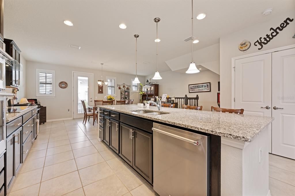 合同活跃: $485,000 (3 贝兹, 3 浴室, 2140 平方英尺)