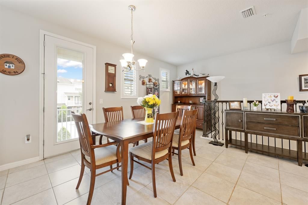 合同活跃: $485,000 (3 贝兹, 3 浴室, 2140 平方英尺)