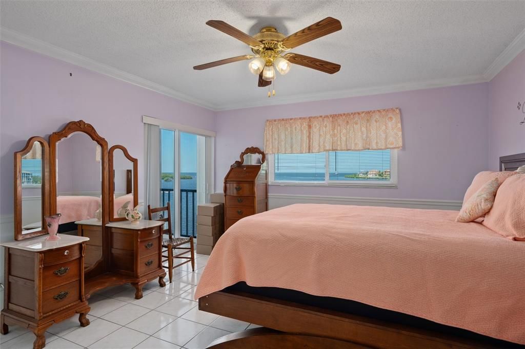 For Sale: $219,000 (2 beds, 2 baths, 1025 Square Feet)