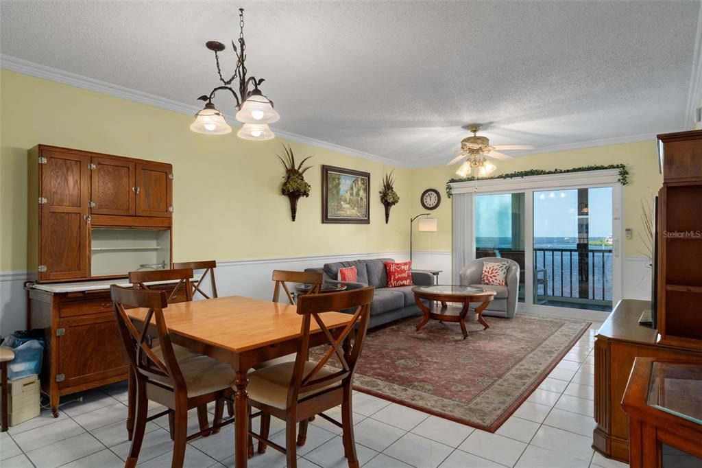 For Sale: $219,000 (2 beds, 2 baths, 1025 Square Feet)