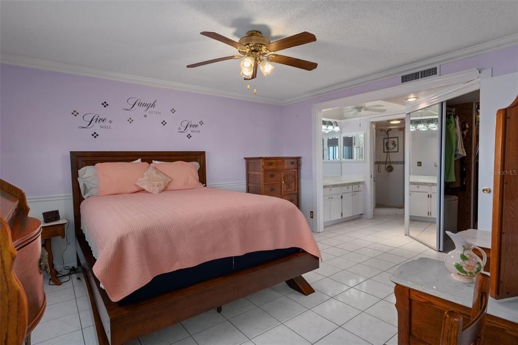 For Sale: $219,000 (2 beds, 2 baths, 1025 Square Feet)