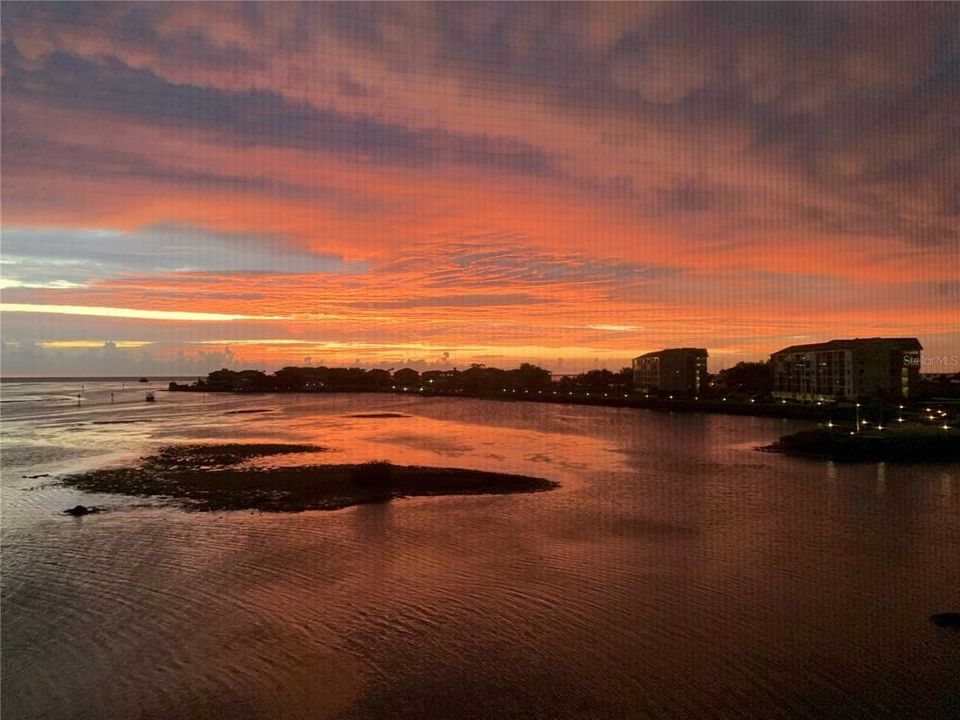 For Sale: $219,000 (2 beds, 2 baths, 1025 Square Feet)