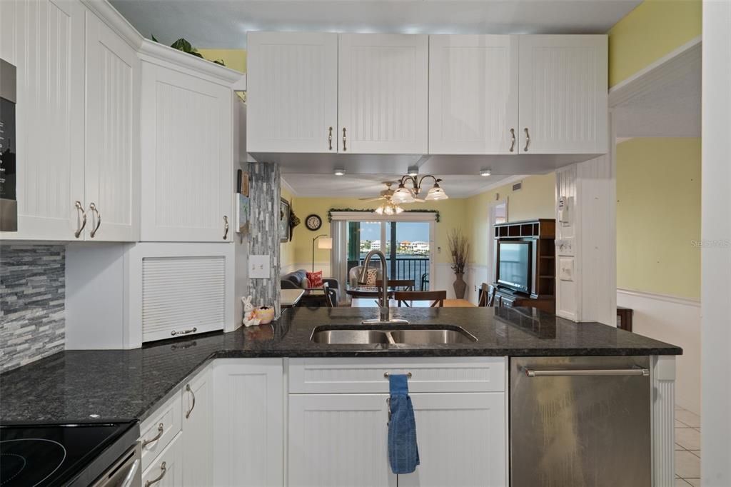 For Sale: $219,000 (2 beds, 2 baths, 1025 Square Feet)