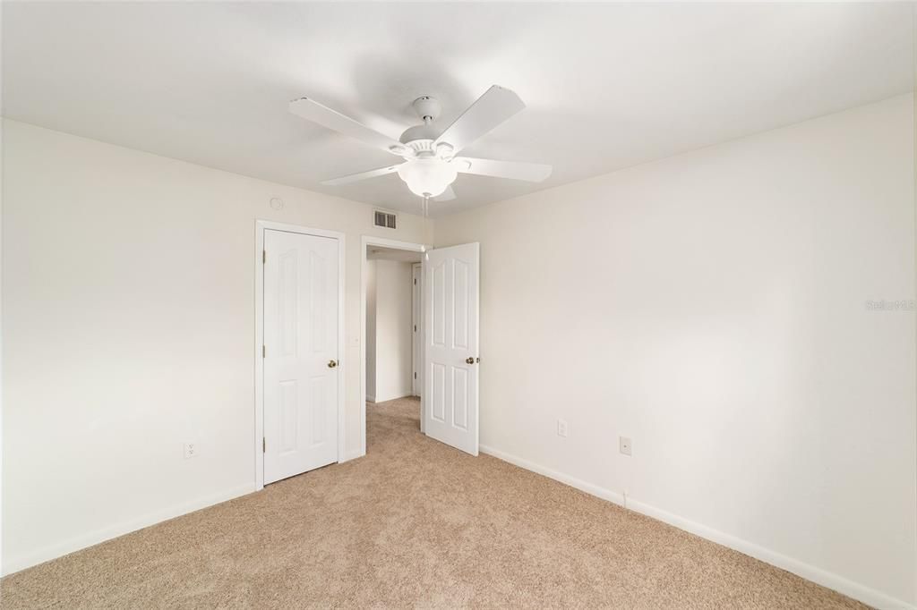 待售: $160,000 (4 贝兹, 2 浴室, 1638 平方英尺)