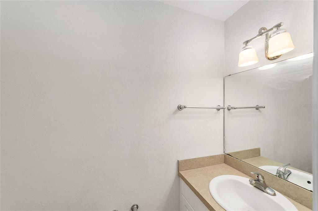 待售: $160,000 (4 贝兹, 2 浴室, 1638 平方英尺)