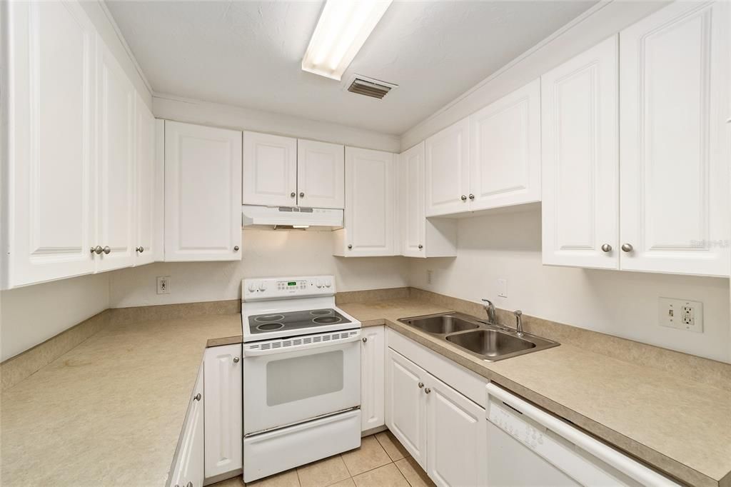 待售: $160,000 (4 贝兹, 2 浴室, 1638 平方英尺)