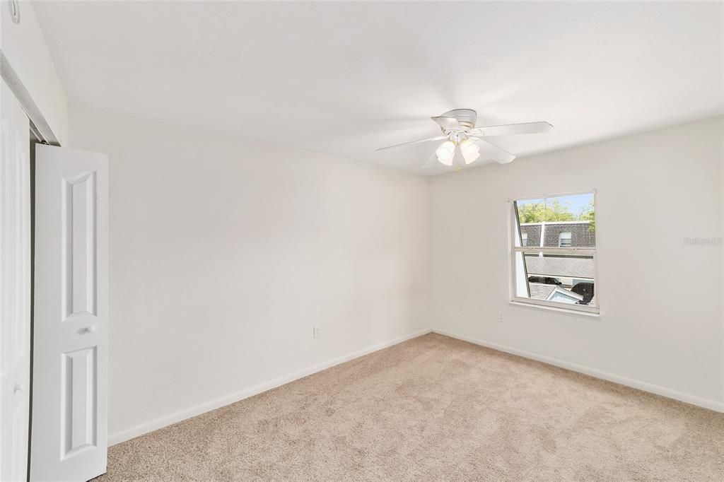 待售: $160,000 (4 贝兹, 2 浴室, 1638 平方英尺)