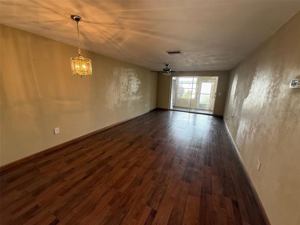 待售: $64,900 (2 贝兹, 1 浴室, 831 平方英尺)