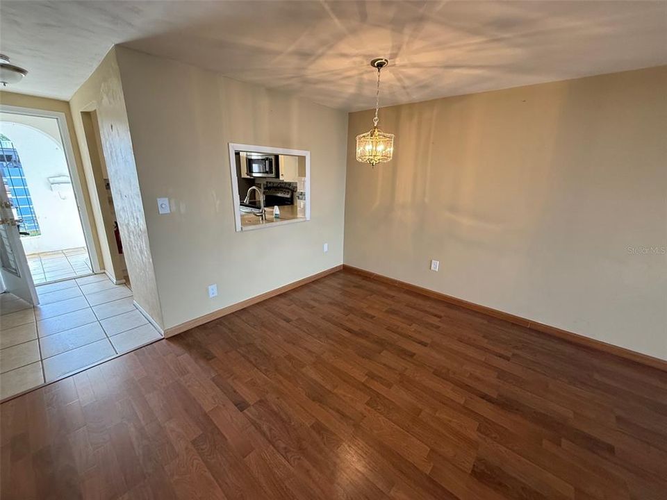 待售: $64,900 (2 贝兹, 1 浴室, 831 平方英尺)