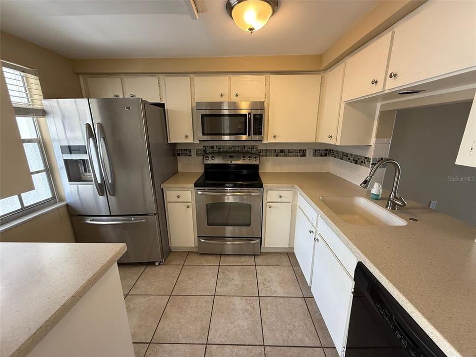 待售: $64,900 (2 贝兹, 1 浴室, 831 平方英尺)