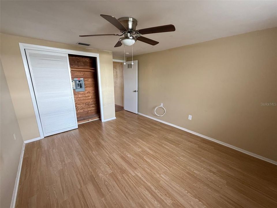 待售: $64,900 (2 贝兹, 1 浴室, 831 平方英尺)