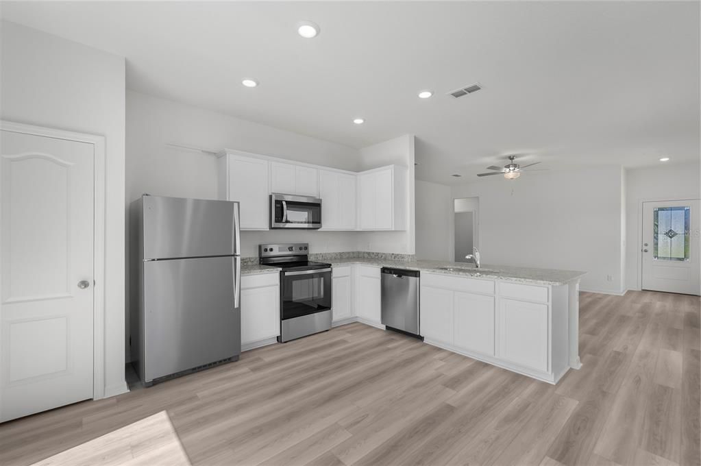 На продажу: $329,900 (3 спален, 2 ванн, 1231 Квадратных фут)